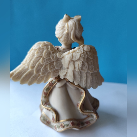 Sarah’s Angels 10th Anniversary Collection ‘April’ figurine - Picture 3 of 7